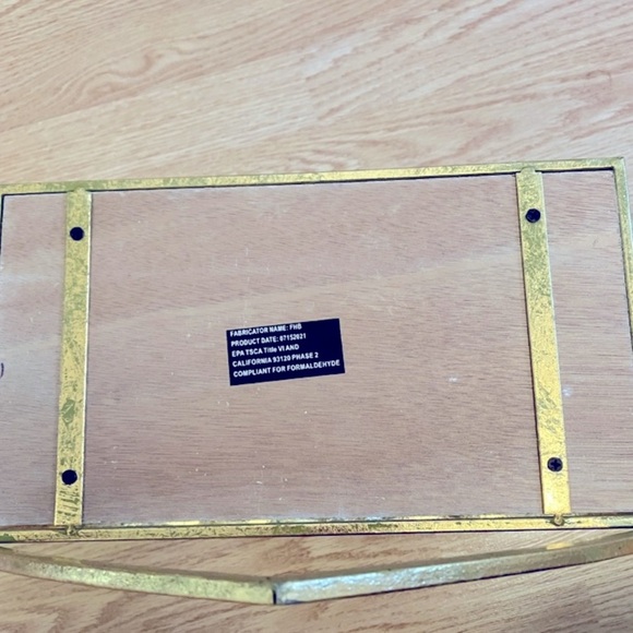 SOLD - Homesense - Gold Heart Shaped Wall Shelf - Picture 5 of 6